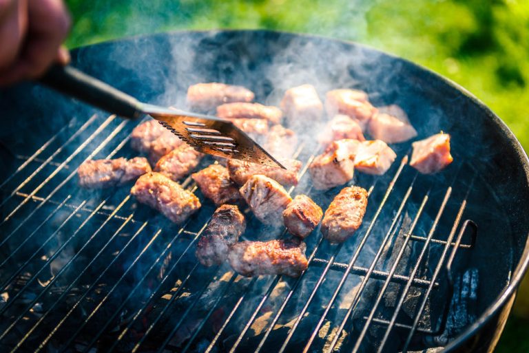5 самых распространенных ошибок, из-за которых мясо на гриле бывает невкусным: советы опытных поваров как этого избежать