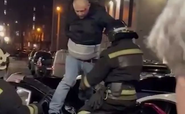 Россиянин упал с 19-го этажа и выжил - встал и запел