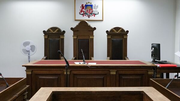 Дело об избиении молодого человека с украинским флагом: уволенная сотрудница полиции подала в суд