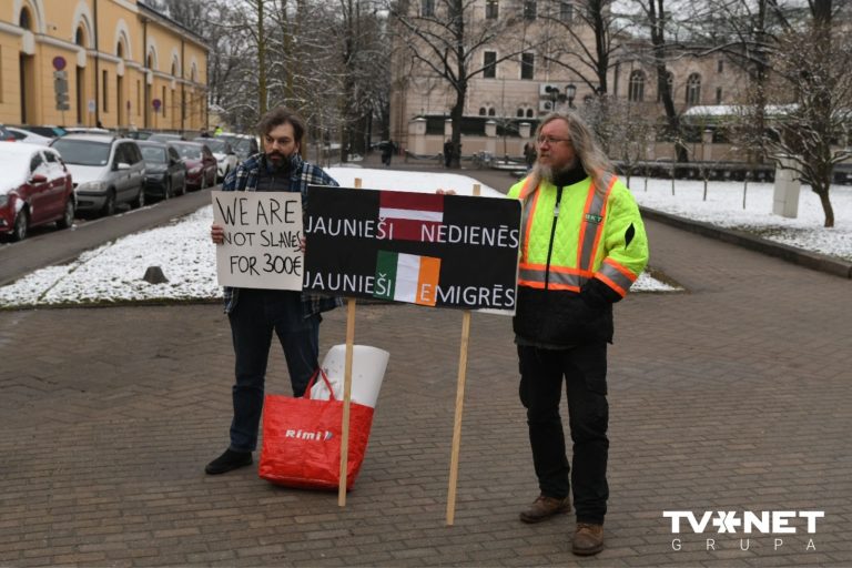 В пикете против обязательной военной службы у Сейма участвовали два человека
