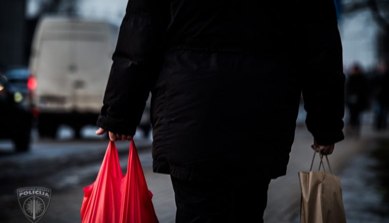 Разыскивается отважная женщина, которая догнала грабителя в Олайне