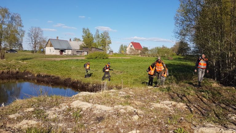 Поиски пропавшей девочки в Роговке ведутся на площади 20 квадратных километров