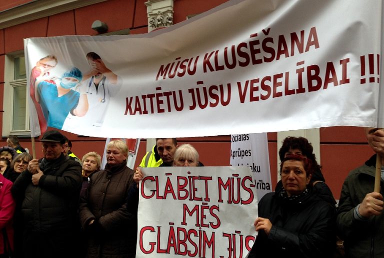 Медики выходят к Сейму на акцию протеста и грозят забастовкой