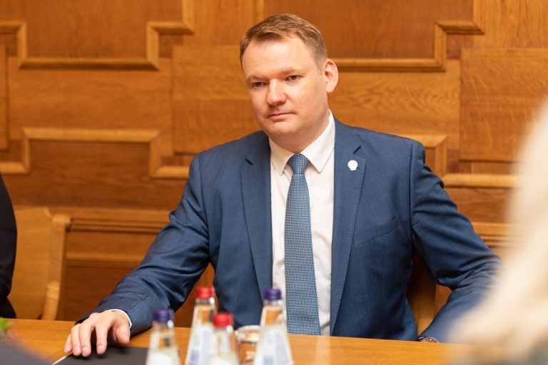 Политические торги в связи с президентскими выборами абсолютно неприемлемы — Смилтенс