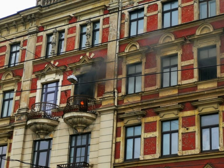 В Риге на улице Бривибас горит квартира