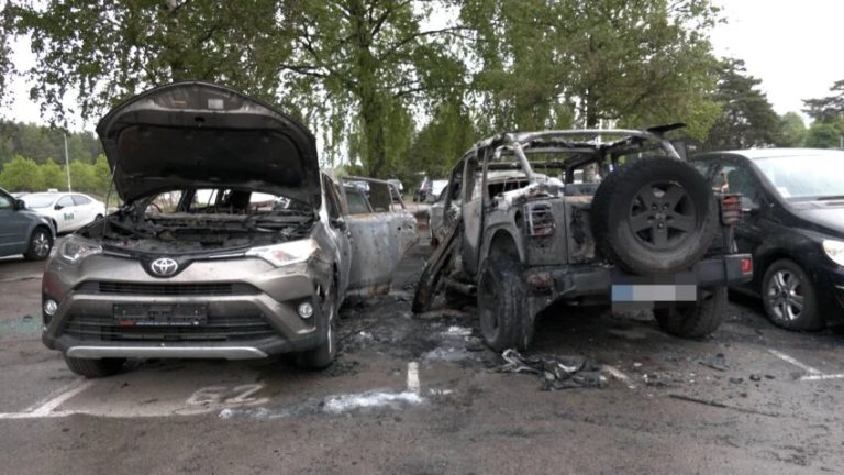 «Жгут только дорогие машины». Ночью в Иманте сгорели 5 машин: подозрение на поджог