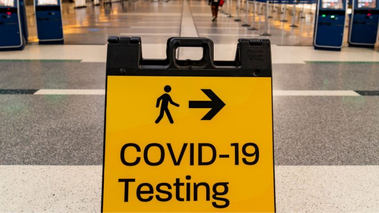 США отменяет COVID-cертификаты для въезжающих в страну