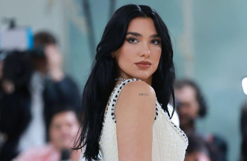 Воскрешение Карла Лагерфельда на Met Gala 2023: лучшие наряды, вдохновленные его неподражаемым стилем
