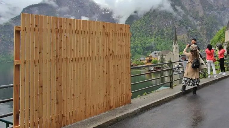 Туристический городок в Австрии решил бороться с туристами. В чем причина?