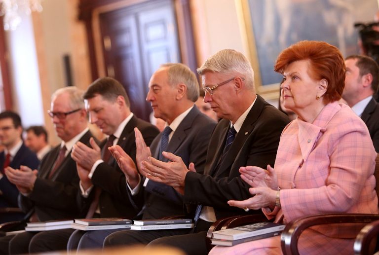На Manabalss.lv начался сбор подписей за прекращение содержания экс-президентов