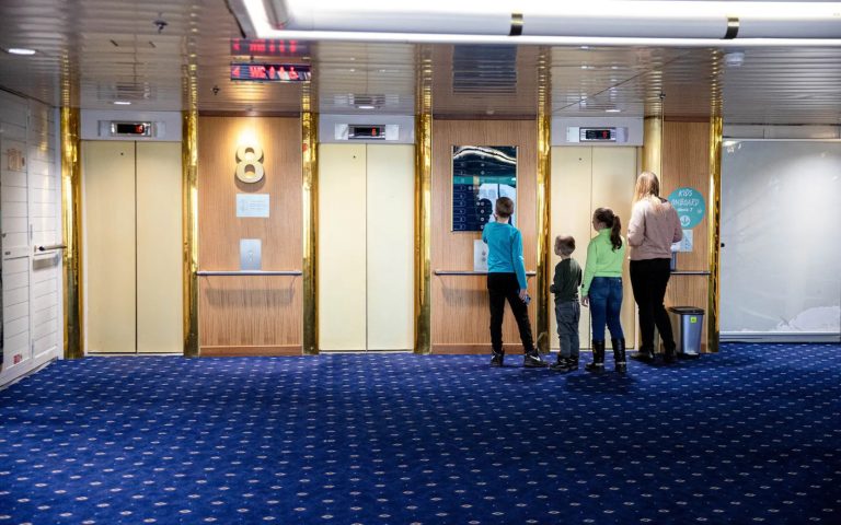 Исследование: поддержка приема украинских беженцев снизилась в Эстонии еще больше