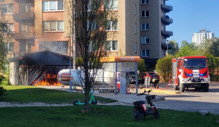 В Пурвциемсе рядом с газовым резервуаром Circle K загорелся деревянный навес