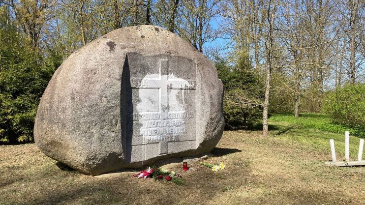 Мемориал латышских легионеров в Джуксте облили белой краской