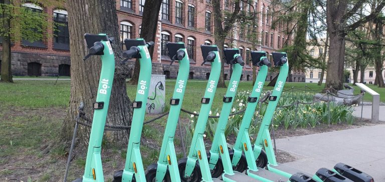 За минувшие сутки в ДТП пострадали 18 человек. Пятеро из них - водители электросамокатов