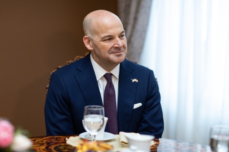 «Мы будем твердо стоять на стороне Латвии» - посол США Робинсон