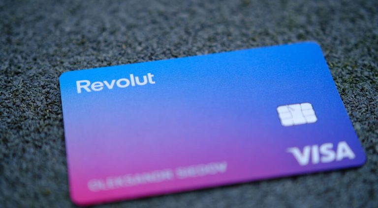 Банк Revolut ужесточил требования к россиянам и белорусам