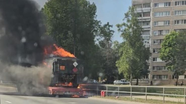 Военная полиция возбудила уголовное дело по факту возгорания бензовоза в Саласпилсе