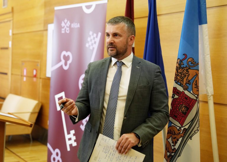 Растраты в несколько миллионов евро: Вайводс временно отстранен от должности
