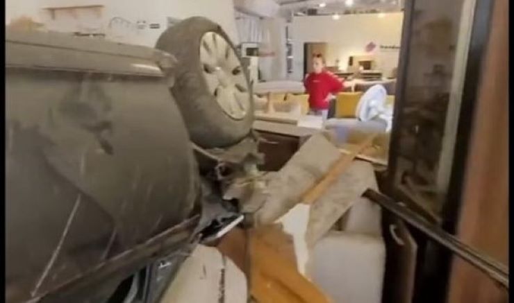 В Екабпилсе водитель на большой скорости «влетел» в мебельный магазин