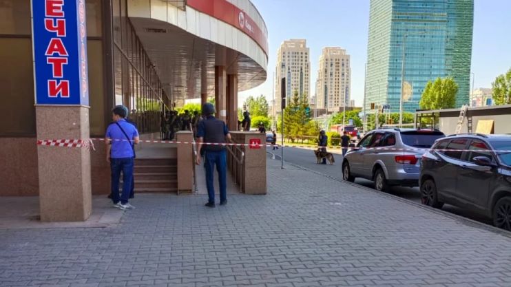 Захват заложников в Астане: вооруженный мужчина заперся в банке (дополнено)