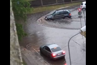 Гроза в Елгаве: затоплены улицы, поломаны деревья