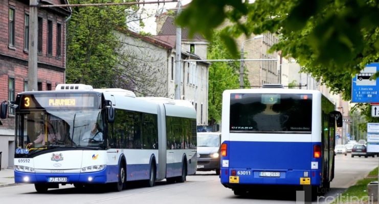 С августа посадка в троллейбусы и автобусы в Риге по вечерам будет осуществляться через переднюю дверь