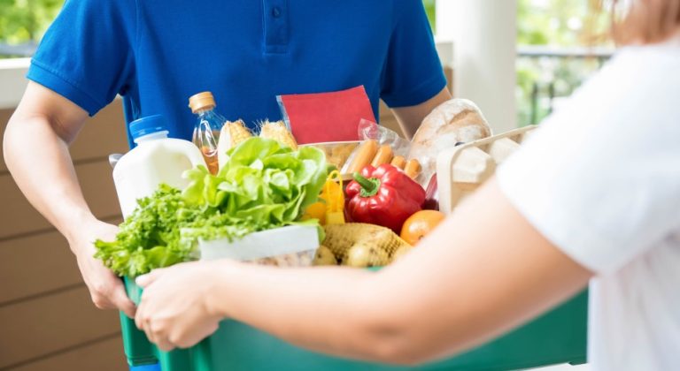 Курьер по доставке продуктов спас жизнь своему покупателю в Ильгуциемсе