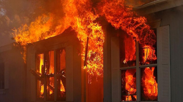 В Риге в четырехэтажном здании возник пожар
