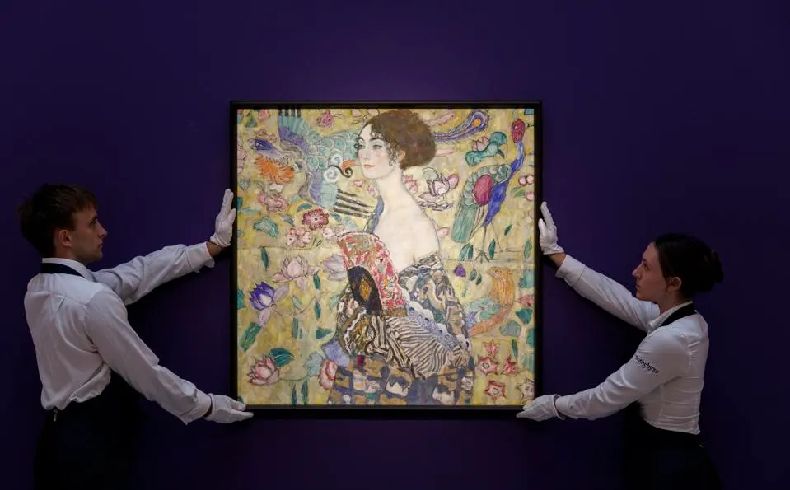 «Дама с веером» Климта установила абсолютный рекорд на аукционе Sotheby’s