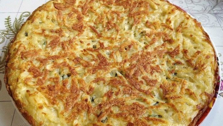 Слоеный «драник»: вкуснейший картофельный пирог на сковороде