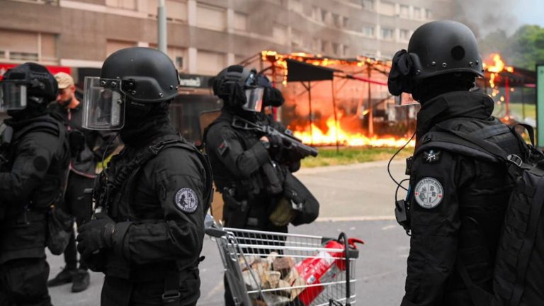 Макрон покинул саммит в Брюсселе. Во Франции планируют объявить режим ЧС