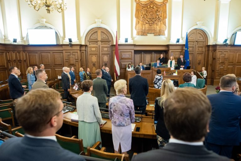 Правительство делает перерыв в заседаниях на три недели