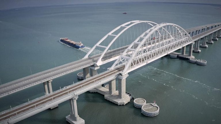 Взрывы на Крымском мосту: что известно