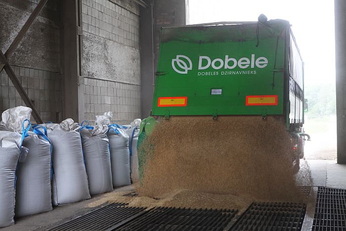 В воскресенье горело несколько этажей производственного корпуса «Dobeles dzirnavnieks»