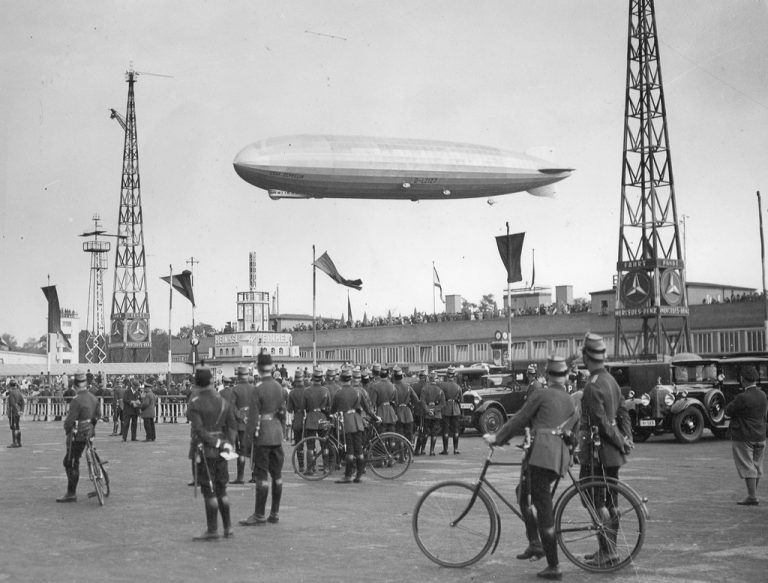 Новорожденный Майкл Джексон, Элвиса пинают по ноге и другие редкие исторические снимки