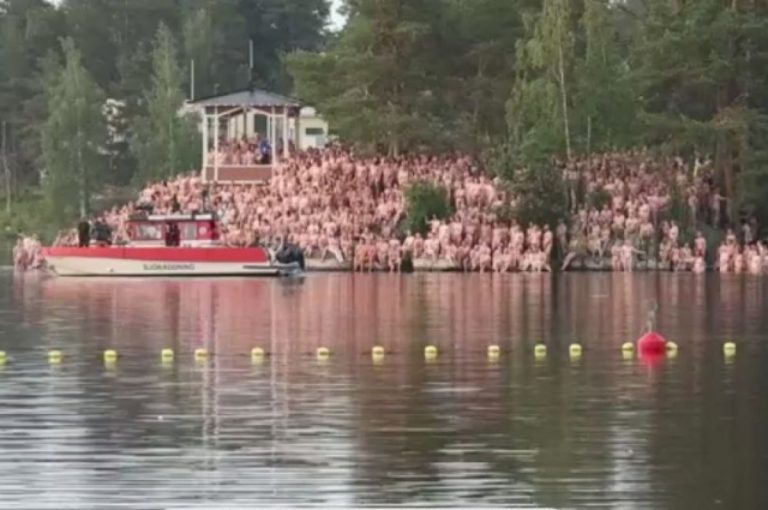 Тысяча финнов разделись догола для американского гостя