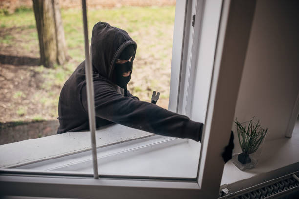 В Кенгарагсе мужчина ограбил женщину, пробравшись в дом через окно