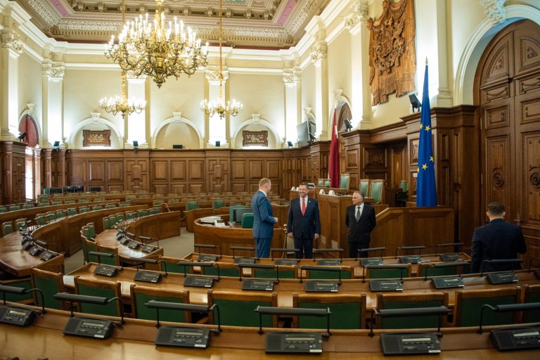 Уже вторую неделю подряд не ведутся переговоры о будущем правительства