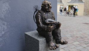 Варвары украли памятник трубочисту в центре Таллинна