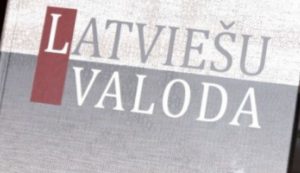 За день собрана половина подписей за снижение возраста для проверки по латышскому до 65 лет