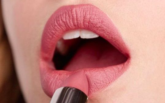 Ешь, пей, целуйся: как нанести помаду, чтобы она продержалась весь день. Простая инструкция от знаменитого визажиста