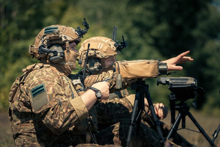 Военные учения под Резекне: плавание с боевой техникой и пресечение водоёмов