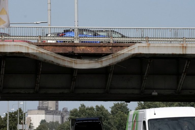 В Риге под Вантовым мостом застревают грузовики