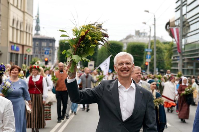 Кариньш: «Nāc, meitiņa, tu pie manis». Очень веселое видео поющего про девушку премьера