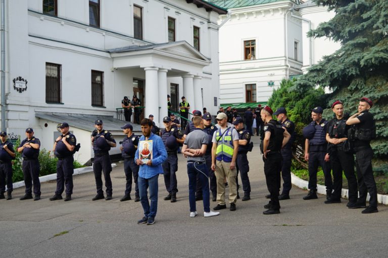 Началась силовая зачистка Киево-Печерской лавры