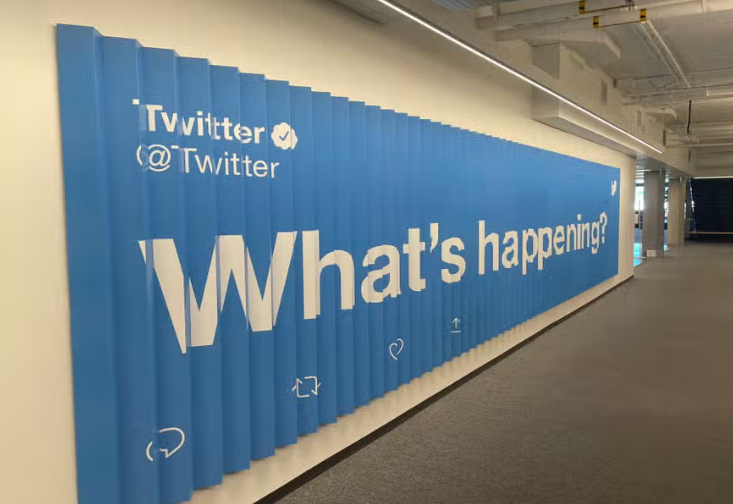 Илон Маск выставит на аукцион культовые вещи Twitter после ребрендинга