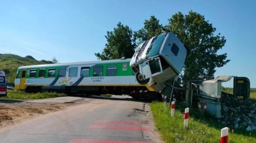 В Польше поезд столкнулся с грузовиком на железнодорожном переезде — много пострадавших