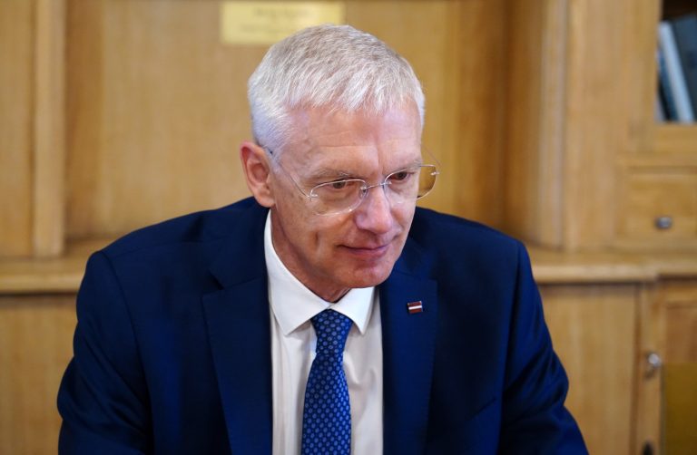 Кариньш начинает переговоры о формировании нового правительства. В отставку  он пока не собирается