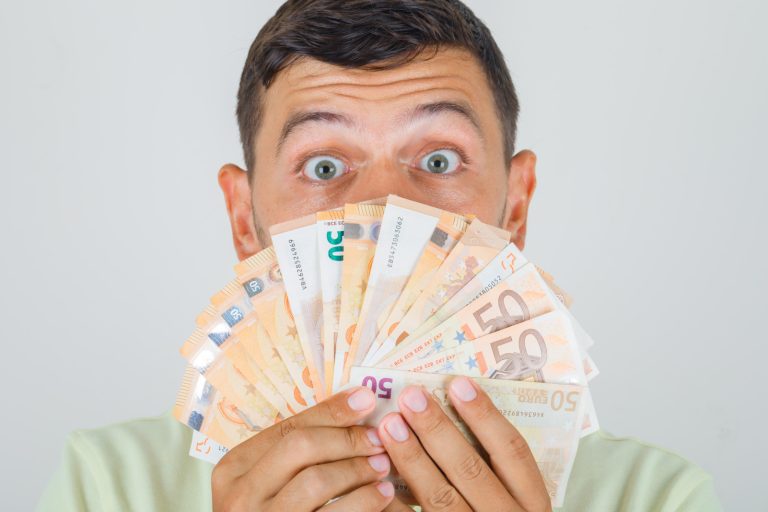 В Ирландии клиенты с пустыми банковскими счетами получили по €1000