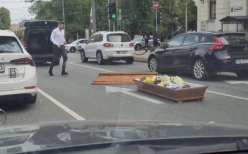 В центре Риги, во время движения, из катафалка выпал гроб с покойником